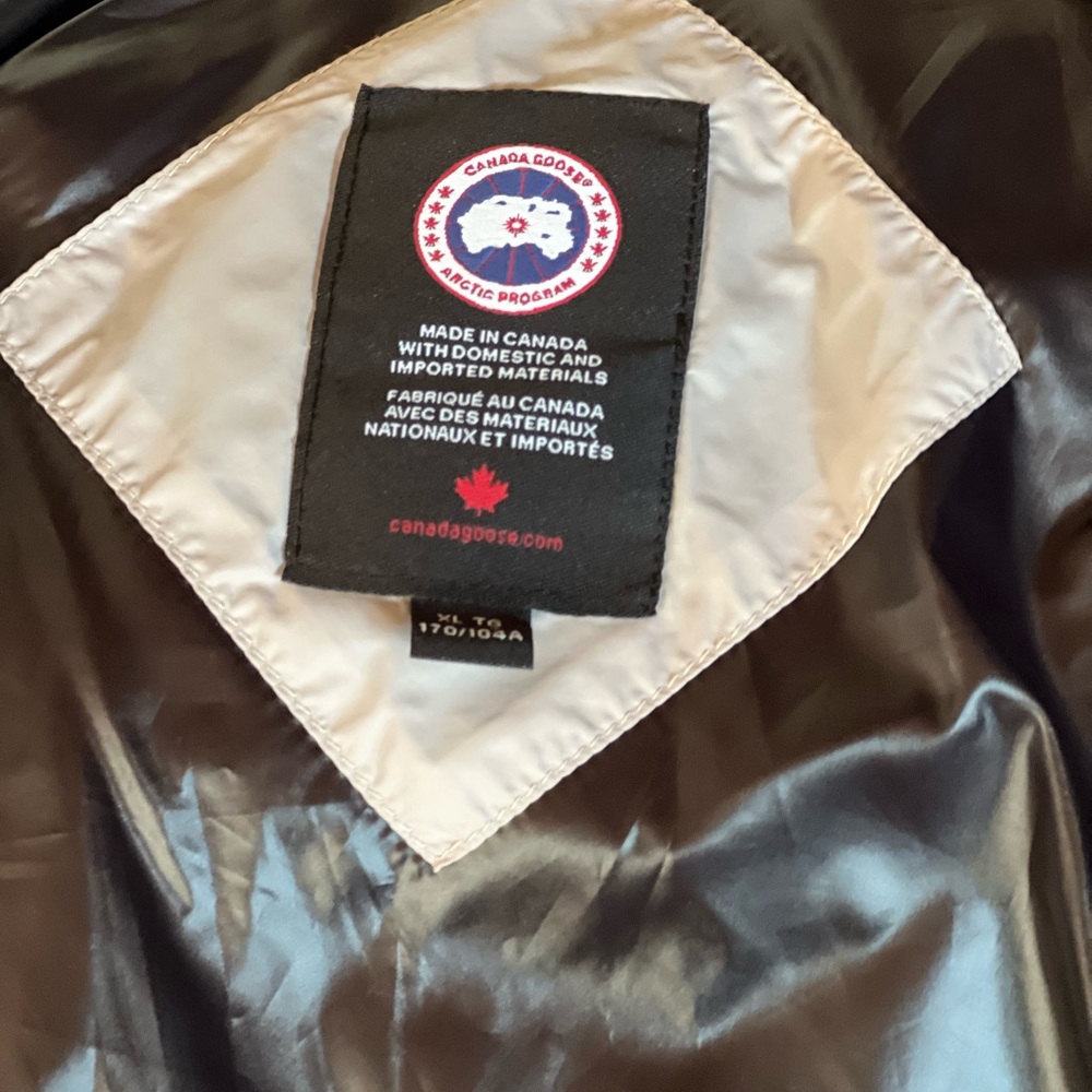 Selling gently used Canada Goose purchased March 2022.